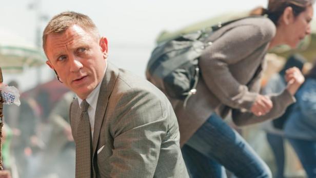 Actiongeladen: Daniel Craig bekommt es im bisher erfolgreichsten Bond-Streifen „Skyfall“ mit Oscar-Preisträger Javier Bardem zu tun, der einen skrupellosen Cyber-Terroristen gibt.