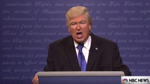 Alec Baldwin parodiert Trump im TV-Duell
