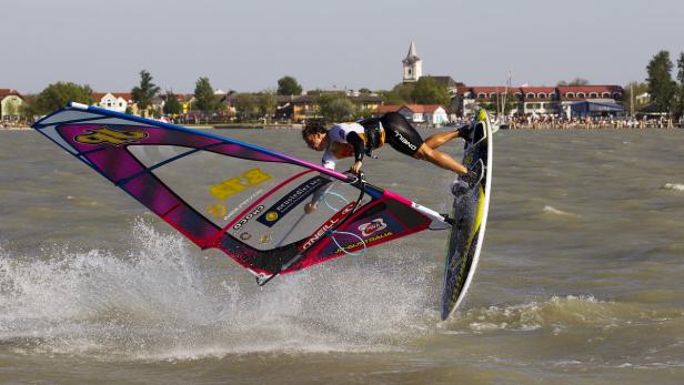 Internationale Wind- und Kitesurfstars locken jedes Jahr rund 100.000 Besucher nach Podersdorf