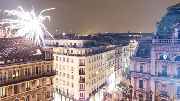 In Wien wurde traditionell der Silvesterpfad beschritten, die Pummerin läutete das neue Jahr ein.