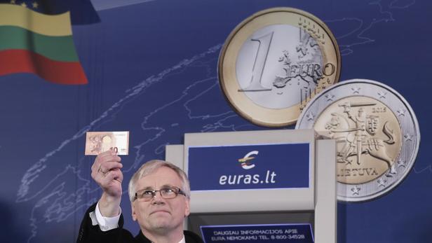 Litauens Finanzminister Rimantas Sadzius präsentiert am 1. Jänner die Euro-Note.