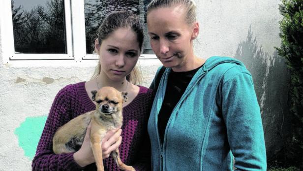 Eine junge Frau hält einen Chihuahua, während eine ältere Frau daneben steht.