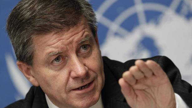 Guy Ryder, Director-General of the International Labor Organization (ILO) gestures during a news conference for the launch of the Global Wage Report at the United Nations European headquarters in Geneva December 7, 2012. REUTERS/Denis Balibouse (SWITZERLAND - Tags: POLITICS BUSINESS EMPLOYMENT)