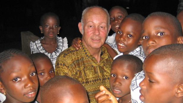 Helmut Kutin begegnet Kindern in 135 SOS-Ländern bis heute auf Augenhöhe.