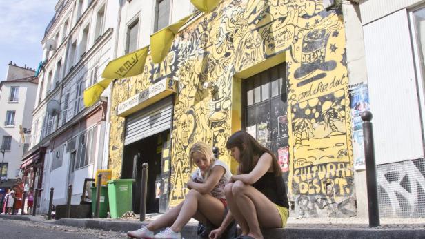 epa03795548 Inna Shevchenko (L), Ukrainian activist from the women&#039;s rights group Femen, and Femen member Pauline (R), sit in the street in front of the Femen headquarters at the Lavoir Moderne Parisen (LMP) in Paris, France, 21 July 2013. A fire broke out in the building in the early hours of the morning, damaging the Femen headquarters on the top floors - though the cause of the fire has yet to be determined. EPA/IAN LANGSDON