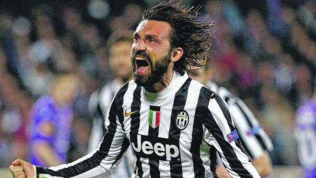 Andrea Pirlo, im Trikot von Juventus Turin, jubelt auf dem Fußballfeld.
