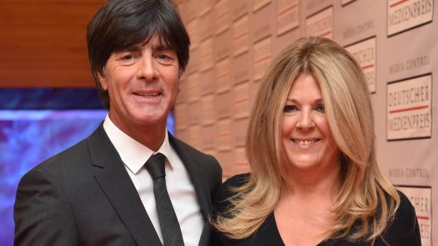Über dreißig Jahre lang waren der deutsche Fußball-Bundestrainer Joachim Löw und seine Frau Daniela zusammen. Dieses Jahr verkündeten die beiden das Ehe-Aus. Der Grund: Man habe sich im laufe der Zeit auseinandergelebt.