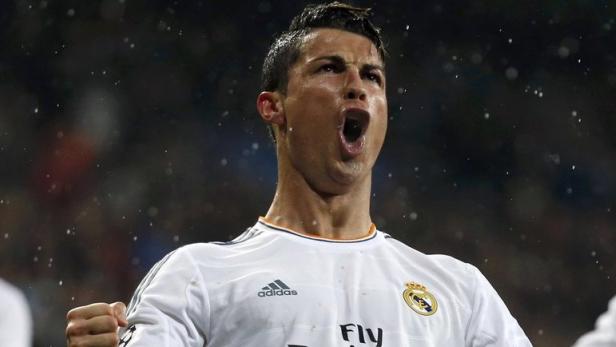 Cristiano Ronaldo jubelt im Trikot von Real Madrid.