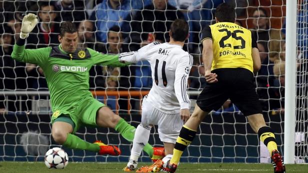 Ein Fußballspiel zwischen Borussia Dortmund und Real Madrid vor einem Tornetz.