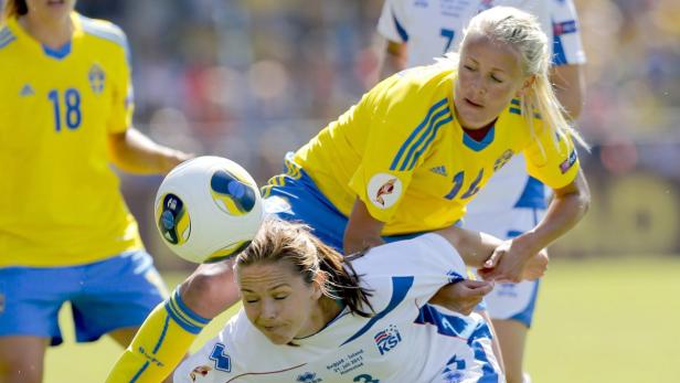 epa03795829 Sweden&#039;s Lina Nilsson (top) fights for the ball with Iceland&#039;s Ollina Vidarsdottir during the UEFA Women&#039;s EURO 2013 quarter final match between Sweden and Iceland, in Halmstad, Sweden, 21 July 2013. EPA/ADAM IHSE