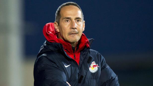 Ein Mann in einer Jacke mit dem Logo von Red Bull Salzburg.