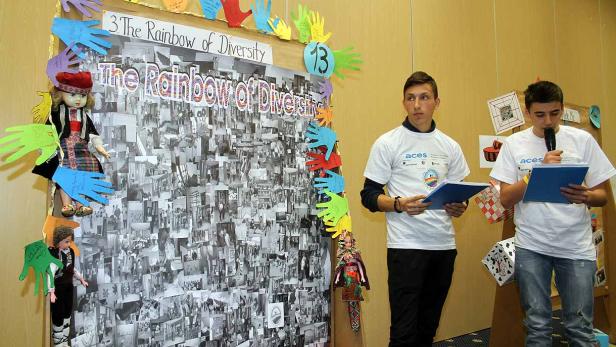 Zwei junge Männer präsentieren ein Projekt zum Thema „The Rainbow of Diversity“.