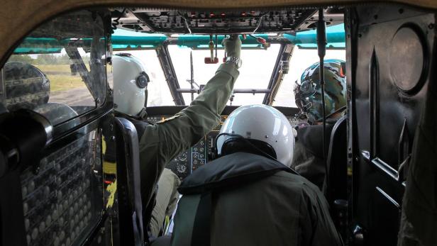 Piloten im Cockpit eines Hubschraubers.