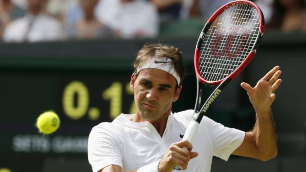 Roger Federer beim Aufschlag während eines Tennisspiels.