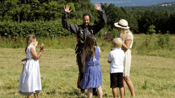 NORWAY ROYALTY Kronprinz Haakon von Norwegen mit seiner Familie nach einem Fallschirmsprung.