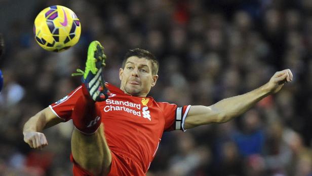Steven Gerrard schießt einen Fußball.