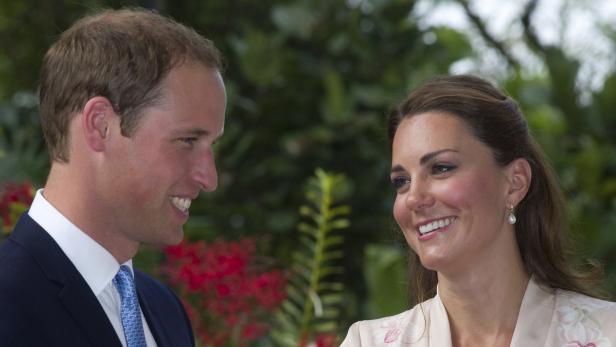 Prinz William und Kate Middleton lächeln sich an.
