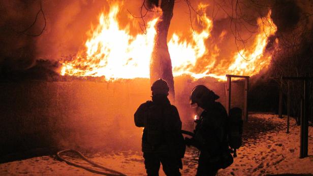 Feuerwehr bei der Brandbekämpfung im Grazer Bezirk Eggenberg.