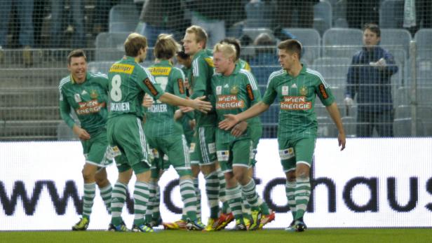 APA/HERBERT NEUBAUERAPA6227478 - 17122011 - WIEN - ÖSTERREICH: Tipp3-Bundesliga-Begegnung zwischen SK Rapid Wien und FC Trenkwalder Admira am Samstag, 17. Dezember 2011, in Wien. Im Bild: Rapid-Spieler jubeln über das Tor zum 1:0. APA-FOTO: HERBERT NEUB