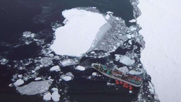 Crew kämpft gegen Untergang in Antarktis