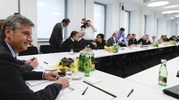ÖVP-Parteichef Michael Spindelegger im Kreis seiner Getreuen. Kritikern gehen Reformen nicht weit genug.