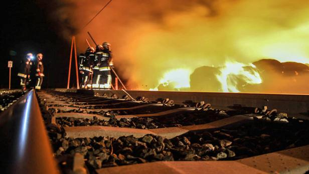 Strohballen brannten neben Bahnstrecke ab