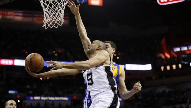 Tony Parker versucht, den Ball in einem Basketballspiel in den Korb zu werfen.