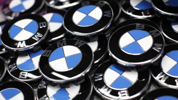 Nahaufnahme von mehreren BMW-Logos.
