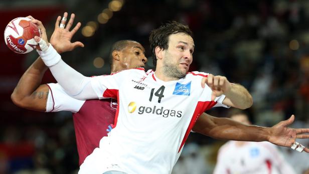 Zwei Handballspieler kämpfen um den Ball.