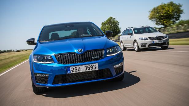 Ein blauer Škoda Octavia fährt auf einer Landstraße, gefolgt von einem grauen Kombi.