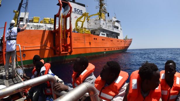 Flüchtlinge Ende Mai auf der &quot;Aquarius&quot; - das alte Fischkutter wurde zum Rettungsboot umgebaut.