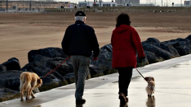 Spaziergänger an der Strandpromenade in Ostende: Fast zehn Prozent der Einwohner sind über 80.