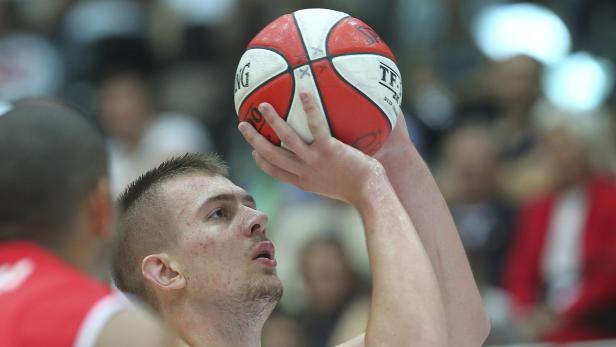 Ein Basketballspieler bereitet sich auf einen Wurf vor.