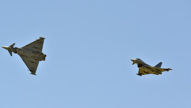 Zwei Eurofighter-Kampfflugzeuge fliegen am blauen Himmel.