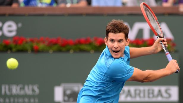 Dominic Thiem schlägt einen Tennisball während eines Spiels.