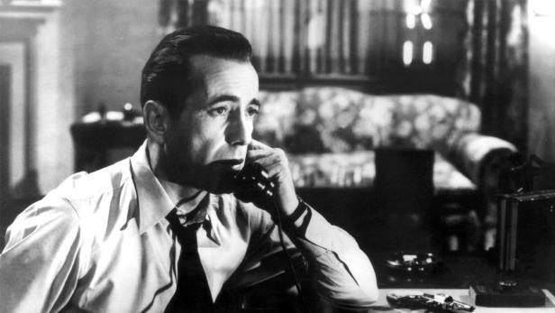 Zur ARTE-Sendung Tote schlafen fest 2: Privatdetektiv Philip Marlowe (Humphrey Bogart) wird bei seinen Nachforschungen immer mehr in eine Mordaffäre verwickelt, deren Hintergründe er noch nicht durchschaut. © ARD/Degeto Foto: ARD Honorarfreie Verwendung nur im Zusammenhang mit genannter Sendung und bei folgender Nennung &quot;Bild: Sendeanstalt/Copyright&quot;. Andere Verwendungen nur nach vorheriger Absprache: ARTE-Bildredaktion, Tel.: Carine Haggiag +33 3 88 14 21 37 und Silke Wölk +33 3 88 14 22 25, E-Mail: bildredaktion@arte-tv.com