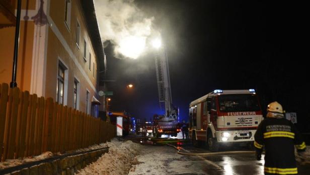 Ein Hubsteiger wurde zur Unterstützung des Löscheinsatzes genutzt