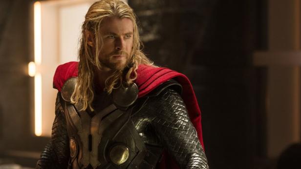 Chris Hemsworth als Thor in einem Kostüm mit rotem Umhang.
