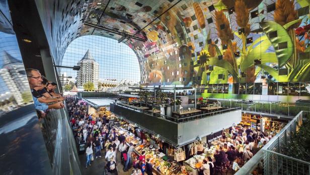 Markthal Rotterdam, Niederlande Die neu eröffnete &quot;Markthal&quot; liegt im Zentrum Rotterdams nahe des Rathausesauf dem Coolsingel.Die spektakuläre Halle ist ein hufeisenförmiges, elf Stockwerke hohes Gebäude mit Fassaden aus Drahtseilen und Glasscheiben. Darin sind 228 Apartments.An der Decke befindet sichein Kunstwerk des niederländischen Künstlers Arno Coenen.