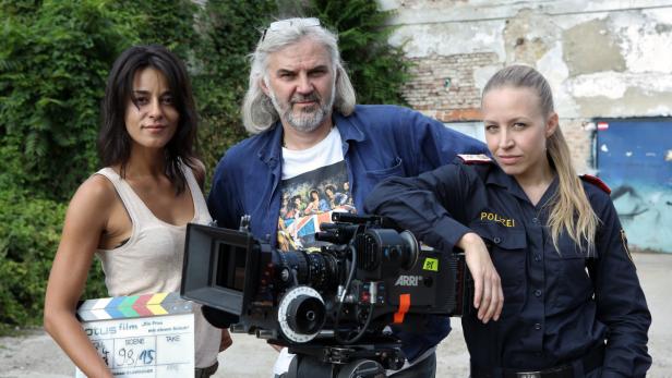 Schauspieler und eine Polizistin am Set des Films „Die Frau mit einem Schuh“.