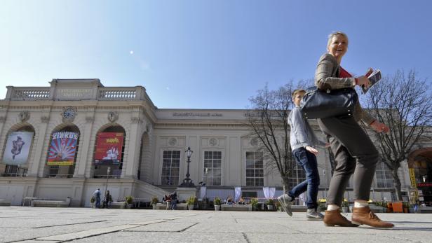 Eine Frau geht an der Kunsthalle Wien vorbei.