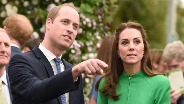 epa05325762 Britain&#039;s Prince William (L) and his wife Catherine, Duchess of Cambridge visit the Chelsea Flower Show in London, Britain, 23 May 2016. This year&#039;s theme focuses on health and happiness in the garden. EPA/STR UK OUT