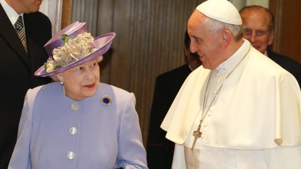 Königin Elisabeth II. trifft Papst Franziskus.