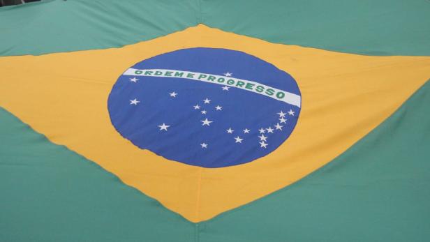 Die Flagge Brasiliens mit dem Motto „Ordem e Progresso“.