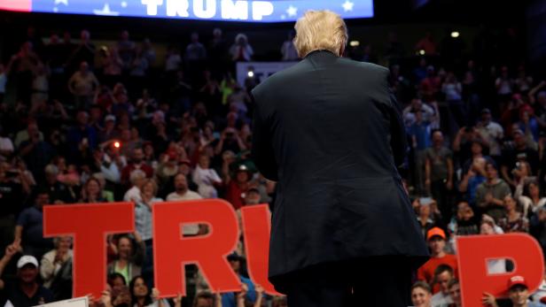 Donald Trump steht vor einer jubelnden Menschenmenge.