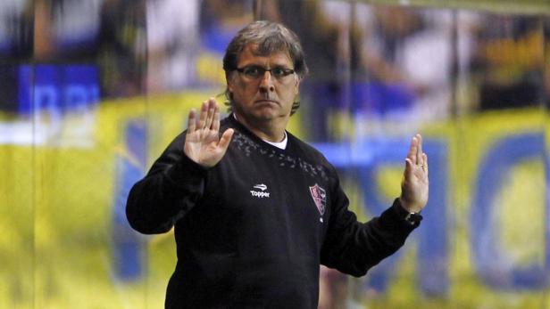 Newell&#039;s Old Boys&#039; head coach Gerardo Martino gestures during their Argentine First Division soccer match against Boca Juniors in Buenos Aires, November 15, 2012. REUTERS/Marcos Brindicci (ARGENTINA - Tags: SPORT SOCCER)