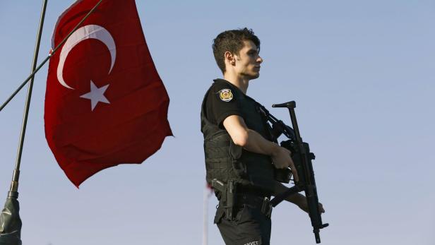 Ein türkischer Polizist am Bosporus.