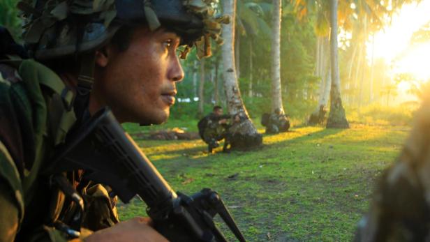 Philippinischer Soldat auf der Insel Mindanao.