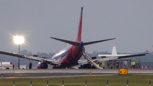 Ein Southwest Airlines Flugzeug steht mit beschädigtem Fahrwerk auf einer Landebahn.