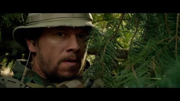 Im Kino: "Lone Survivor" Mark Wahlberg versteckt sich hinter einem Busch.